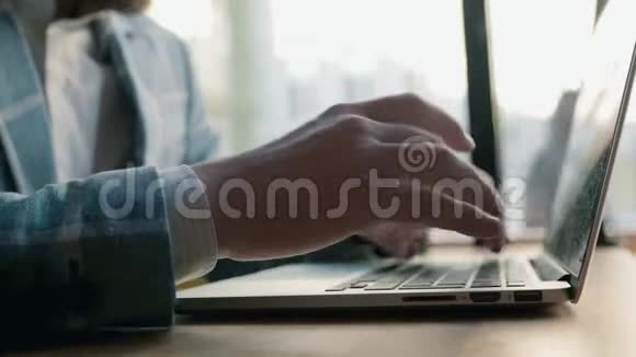 手在电脑键盘上打字移动相机商务人员在办公室工作在笔记本电脑上视频的预览图