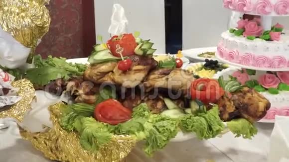 节日桌上有水果蔬菜菜肴鱼和肉为客人的到来而精心装饰视频的预览图