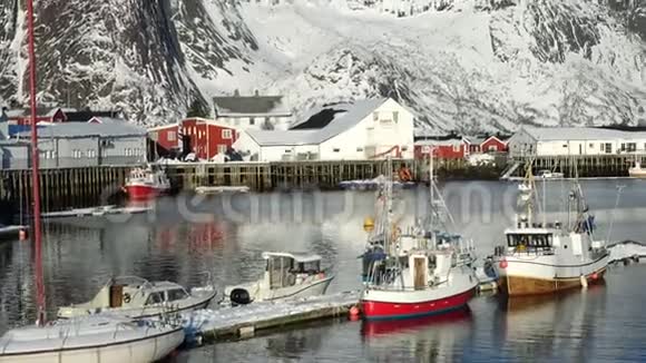 美丽的挪威冬季景观和多色罗布视频的预览图