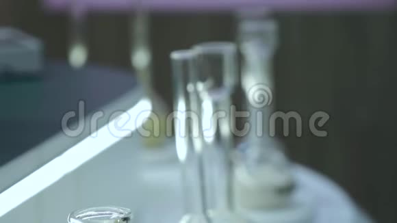 实验室里的化学烧瓶特写镜头宏观经济视频的预览图