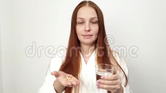 女人吃药喝水对抗疾病增强身体视频的预览图