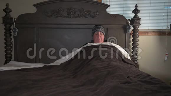 女人躺在床上有流感症状丈夫端来一杯热茶视频的预览图