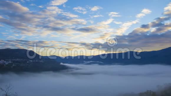 清晨的大雾弥漫在山间时光流逝4k视频的预览图