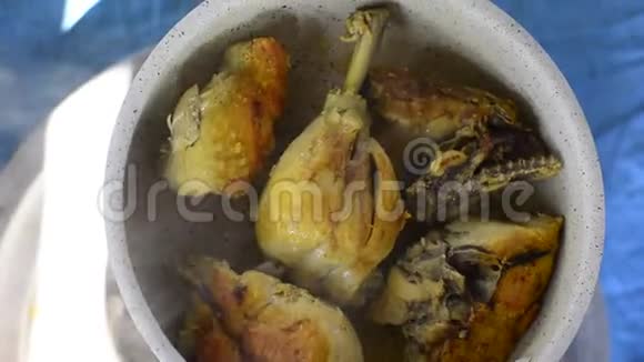 煎锅中的炸鸡肉片视频的预览图