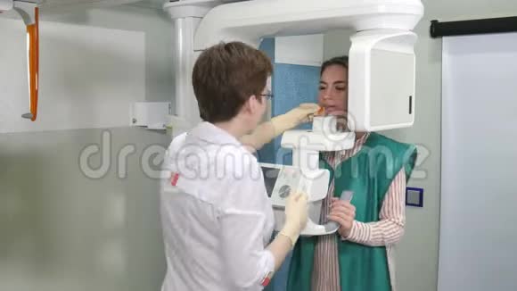 全景式X射线透视检查年轻女性牙齿的过程视频的预览图