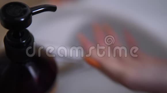 电晕病毒传播预防妇女洗手抗菌肥皂视频的预览图
