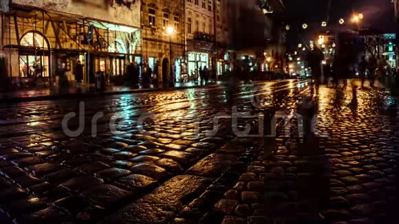 夜间城市街道上人的延时运动科布尔斯通路旅游和旅游理念欧洲视频的预览图