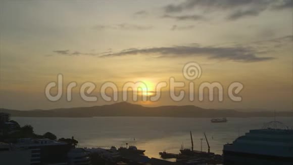 货物码头的日落视频的预览图