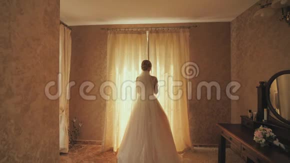 新郎在结婚那天接近他的年轻新娘视频的预览图