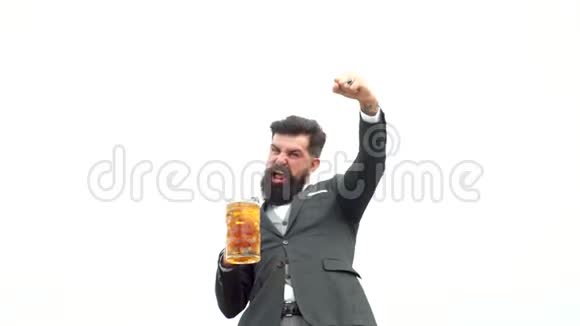 兴奋的酒吧老板拿着一品脱啤酒喝啤酒喝啤酒的人长胡子的人正在喝啤酒视频的预览图