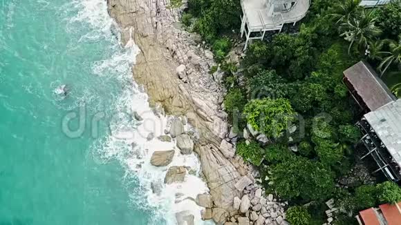 岩石悬崖空中平静的海浪和天堂岛的观景点视频的预览图