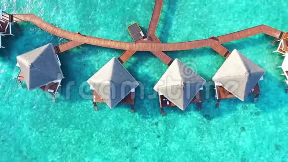 马尔代夫群岛别墅度假村豪华的水上平房的鸟瞰图视频的预览图