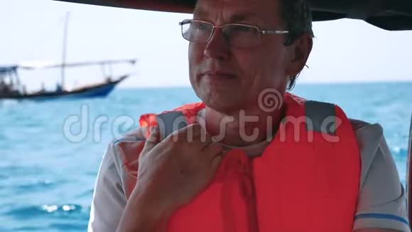 在海上漂浮的船上戴着眼镜的渔夫的脸贴紧视频的预览图