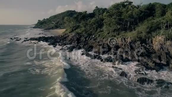 日落时分海浪在岸上撞击视频的预览图