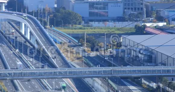 在东京市区的高速公路上行驶汽车视频的预览图