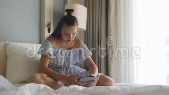 带着平板电脑上床的少女视频的预览图