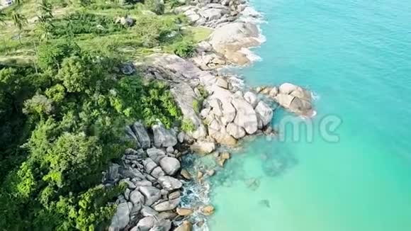 鸟瞰海岸岩石和海浪视频的预览图