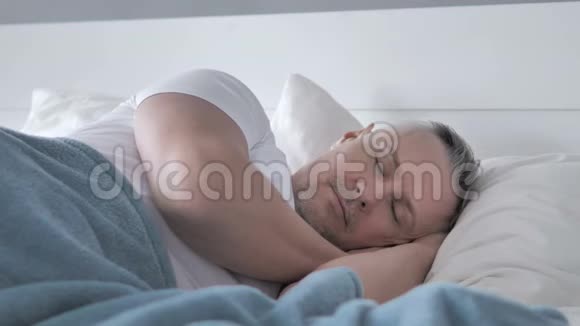 白发人睡在床上视频的预览图
