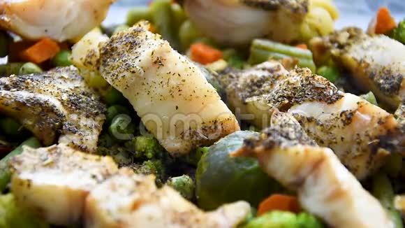 海鱼片是在一对捣碎根蔬菜和煮健康吃素食视频的预览图