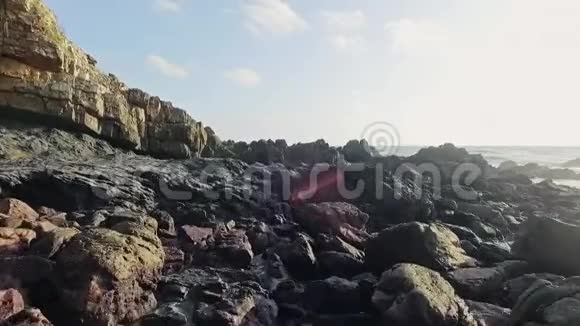 海浪撞击海岸岩石空中视频的预览图