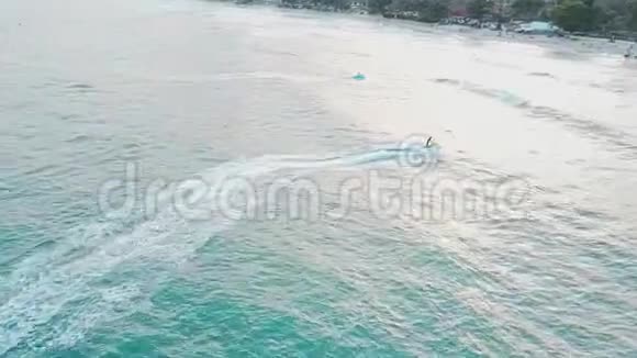 热带天堂海滩喷气滑雪的鸟瞰图视频的预览图