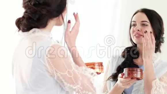 为年轻女士提供专业的日常护肤霜女士拿着橙色的奶油罐视频的预览图
