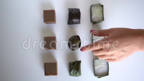 巧克力果冻KuihKoci和KuihTepungPelita视频的预览图
