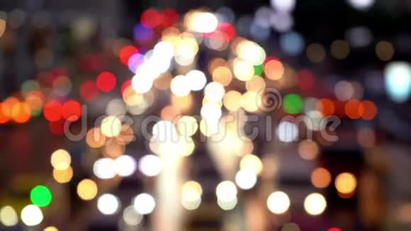 模糊的镜头一条宽阔的街道上堵车模糊的刹车灯密集的城市交通运输交汇处夜间录像视频的预览图