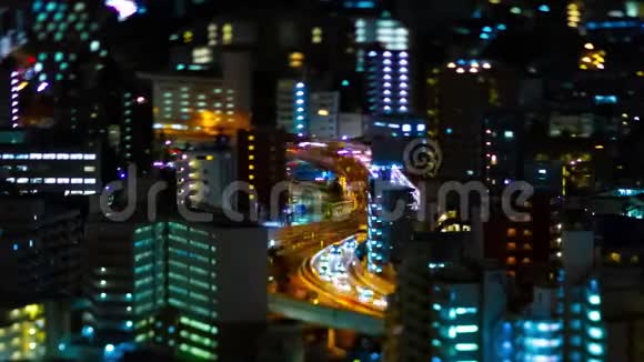 东京市区一条高速公路的夜间断档视频的预览图