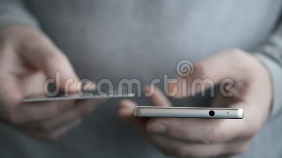 商人穿着灰色衬衫用信用卡智能手机网上购物等方式进行网上支付视频的预览图