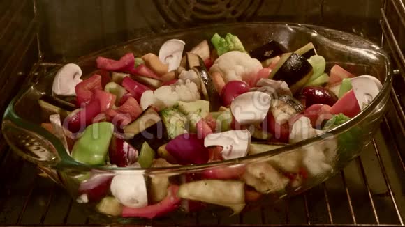 蔬菜茄子西红柿洋葱辣椒蘑菇在家庭烤箱里烤的菜花时间流逝视频的预览图