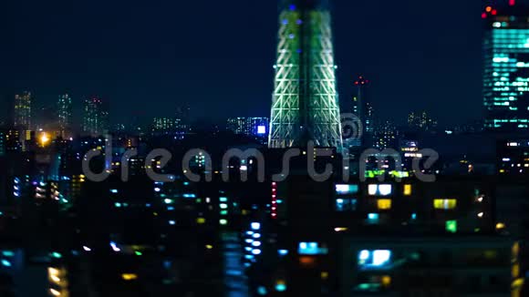 东京市区一棵夜间倾斜的东京天空树视频的预览图