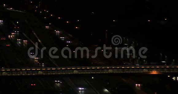 在东京市区的高速公路上行驶的汽车在夜间拍摄视频的预览图