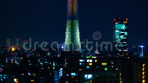 东京市区的一棵东京天空树夜间倾斜视频的预览图