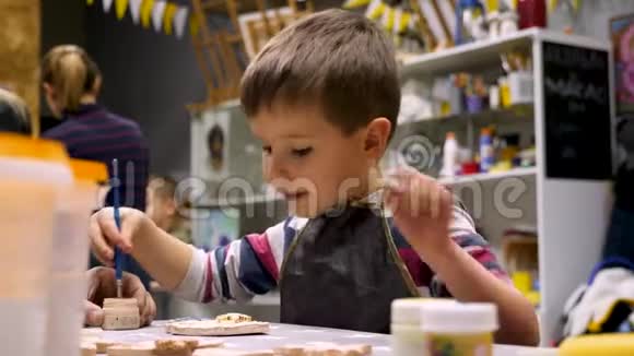 艺术学校男孩用画笔装饰礼物吸取教训艺术工作室小画家男孩装饰粘土制品视频的预览图
