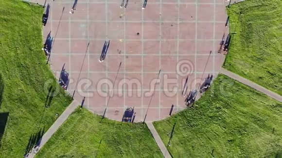 夏季人们在公园散步的高空俯视图晴天视频的预览图