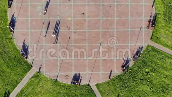 夏季人们在公园散步的高空俯视图晴天视频的预览图