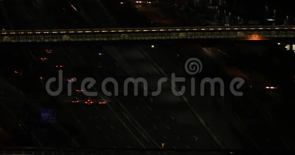 在东京市区的高速公路上行驶的汽车在夜间拍摄视频的预览图