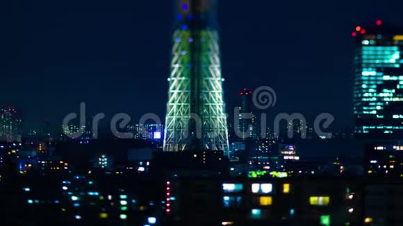 东京市区天树的夜间延时倾斜变焦视频的预览图