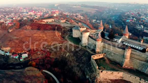 卡米安涅茨上空的日出波迪尔斯基要塞视频的预览图