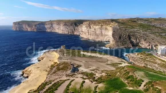 无人机俯瞰戈佐马耳他海岸视频的预览图