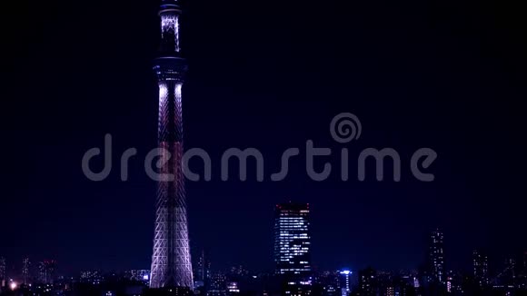 东京城市中弹倾斜的东京天空树的夜间时间视频的预览图