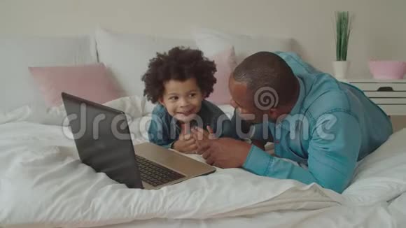 黑人父子在线流媒体卡通片视频的预览图