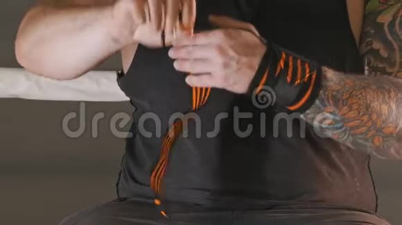 一个肌肉发达的男人用弹力绷带包扎手腕视频的预览图