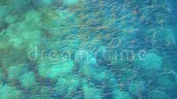 在马耳他的蓝色石窟有着惊人的蓝色水视频的预览图