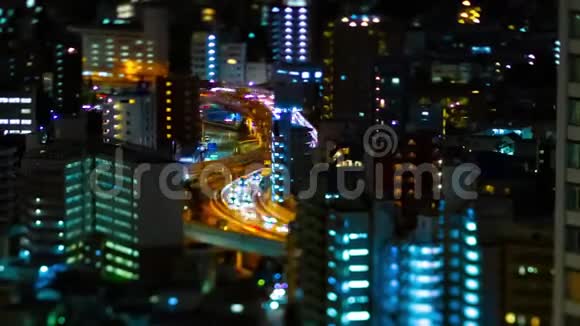 东京市区高速公路夜间延时倾斜变倍变焦视频的预览图