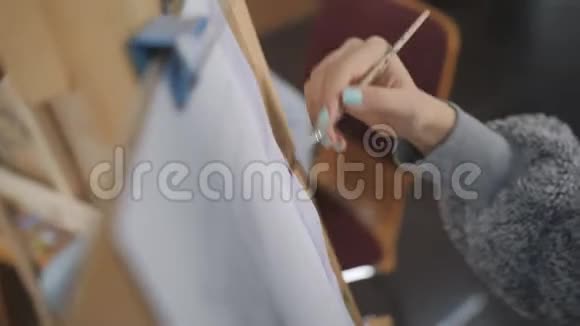一个十几岁的女孩用水彩画在艺术工作室视频的预览图
