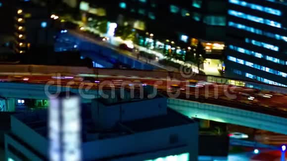 东京市区高速公路夜间延时倾斜变焦视频的预览图