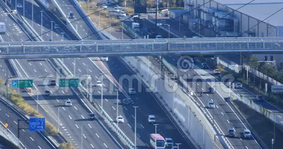 在东京市区的高速公路上行驶汽车视频的预览图