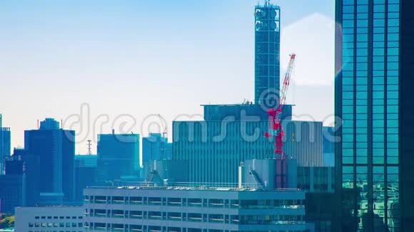 东京大楼顶部移动起重机的延时镜头视频的预览图